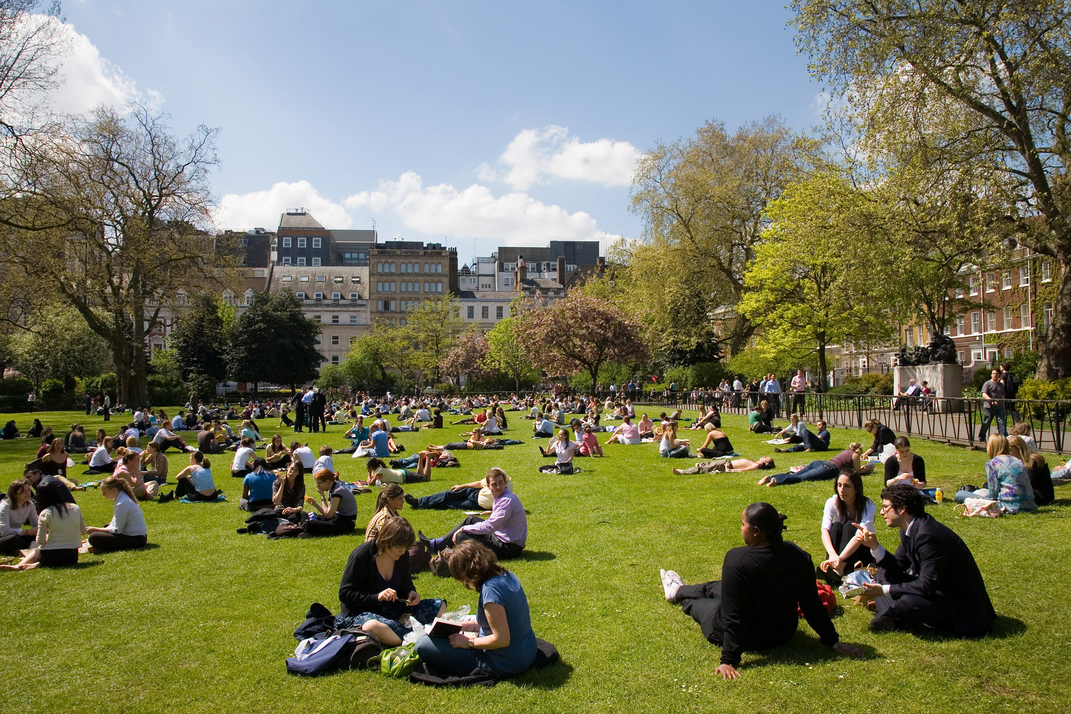 دانشجویان LSE در حال تجدید نظر در کار خود و آماده شدن برای امتحانات آینده در Lincoln's Inn Fields